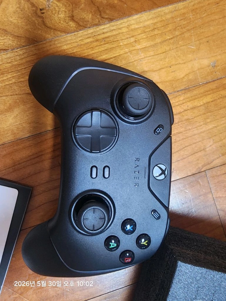레이저 울버린 V2 크로마 Xbox 컨트롤러 이미지