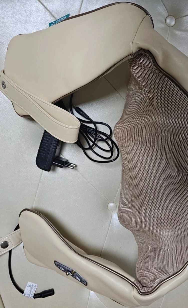 (거의 새상품) 휴플러스 넥앤숄더 마사지기 베이지 / 목 어깨 마사지/ 목마사지/어깨 마사지 이미지