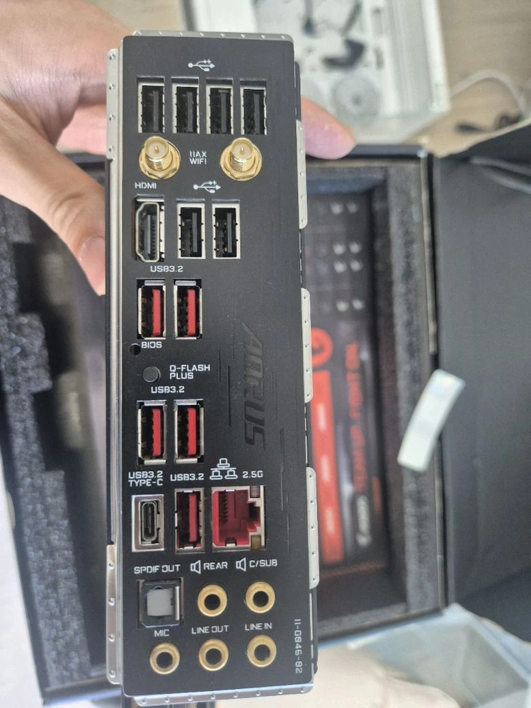 긱바 B550 AORUS MASTER + 5700x + 윈도우 11 정품키 보드셋 이미지