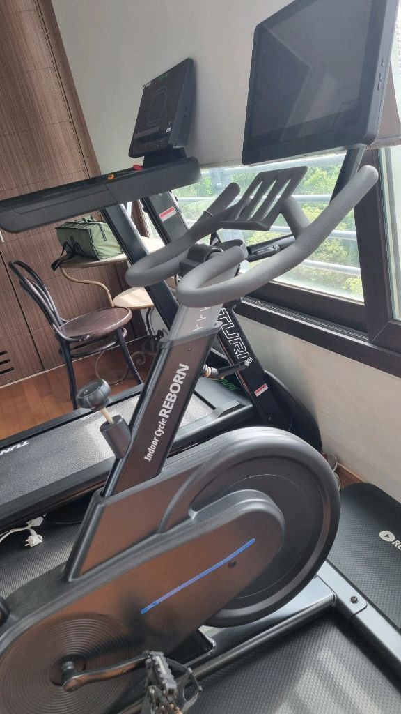 툰투리 런닝머신 과 실내 싸이클 리본 이미지