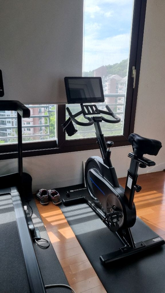 툰투리 런닝머신 과 실내 싸이클 리본 이미지