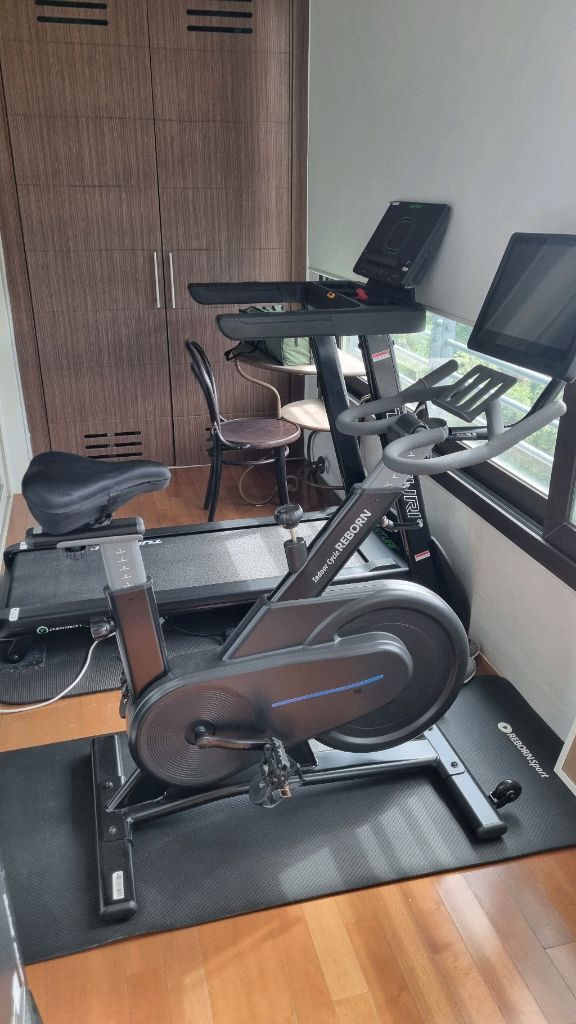 툰투리 런닝머신 과 실내 싸이클 리본 이미지