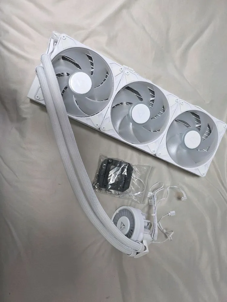 ARCTIC 420 ARGB 화이트 수냉쿨러 이미지