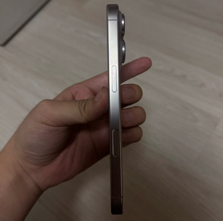 아이폰 16 프로 내추럴 티타늄 256GB 이미지
