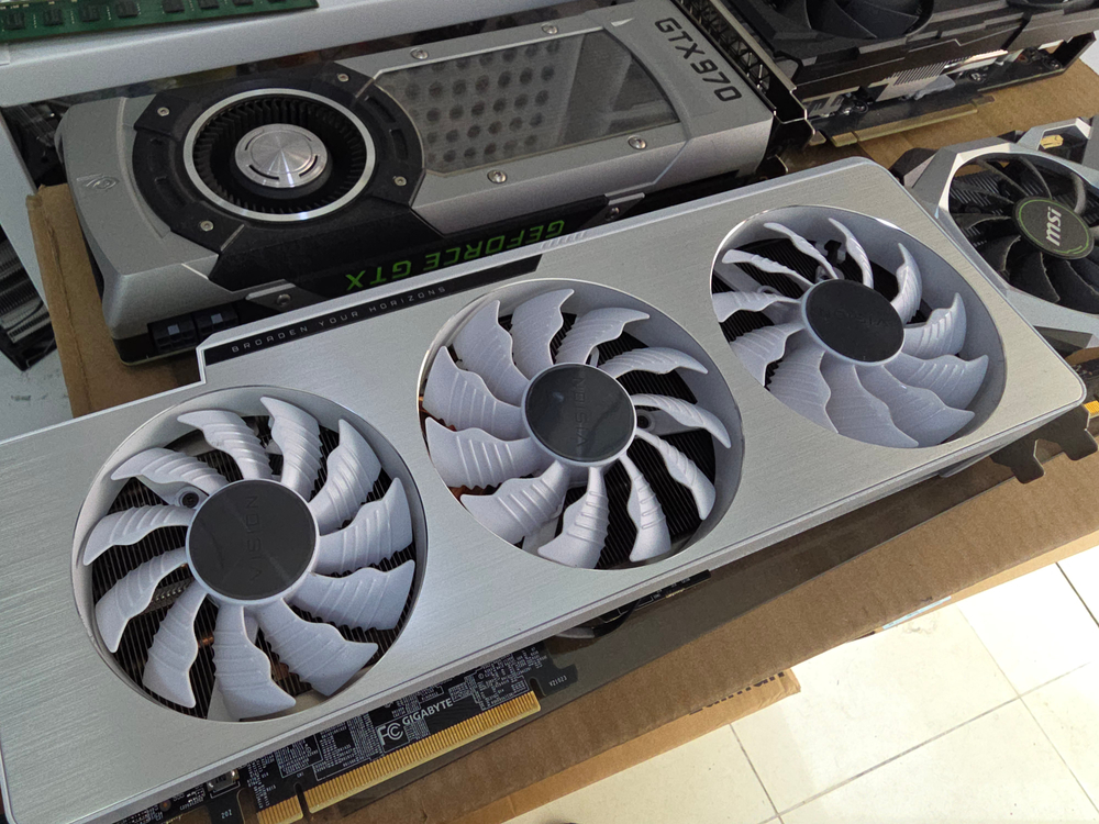RTX 3070 Ti 화이트 불량 제품 택배비포함 빠르게 처분 이미지
