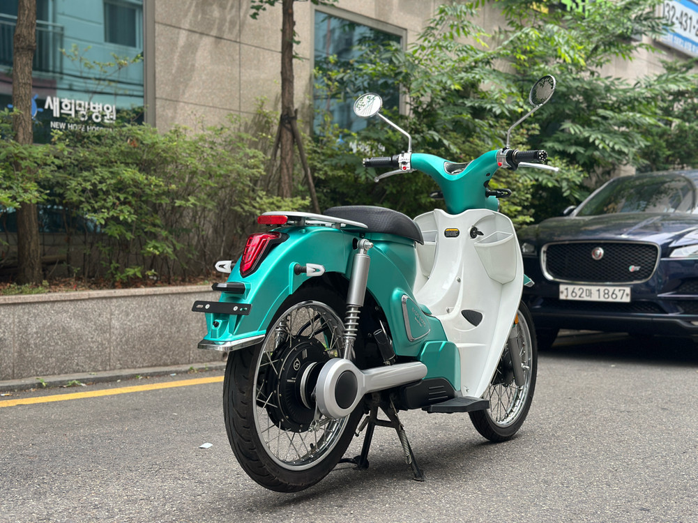 출퇴근용으로 좋은 전기스쿠터 엘로이 이모션 23년식 짧은키로수 싸게 팔아요! 이미지