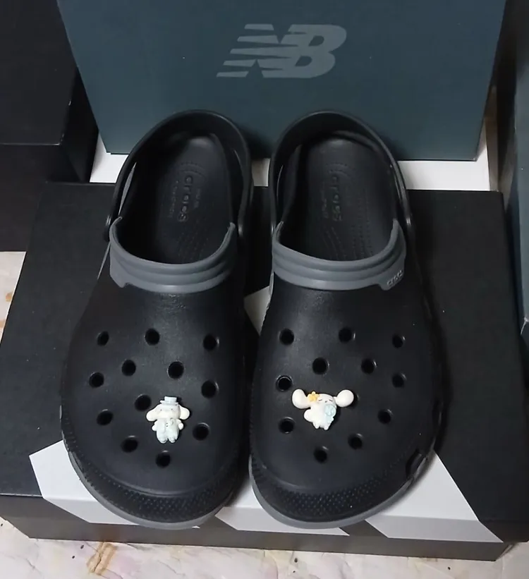 크록스 정품 250정도.실사이즈는 블랙..시나모롤 지비츠 포함. 이미지