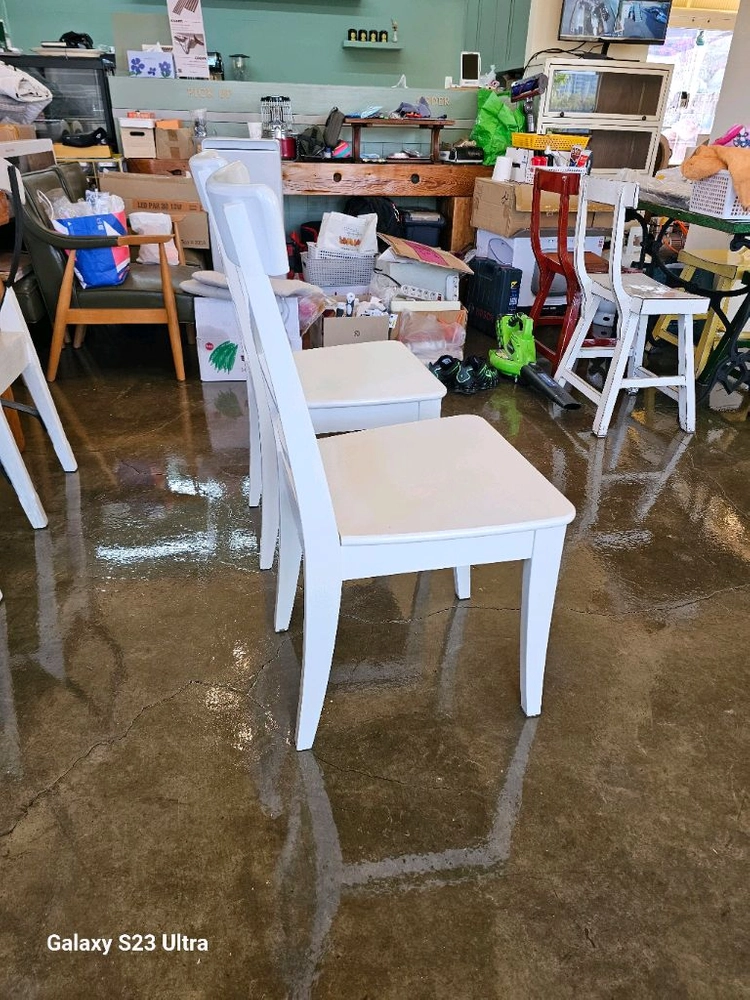 이케아 잉올프 화이트 원목의자 이미지