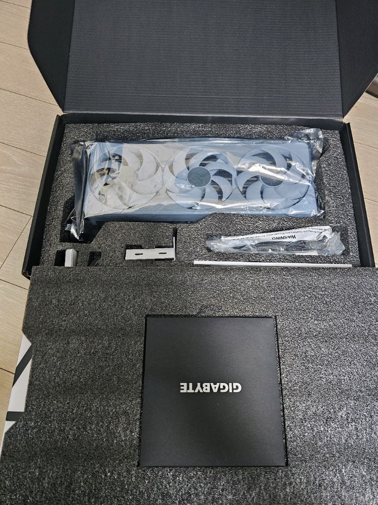 rtx5080 aero 그래픽카드 이미지