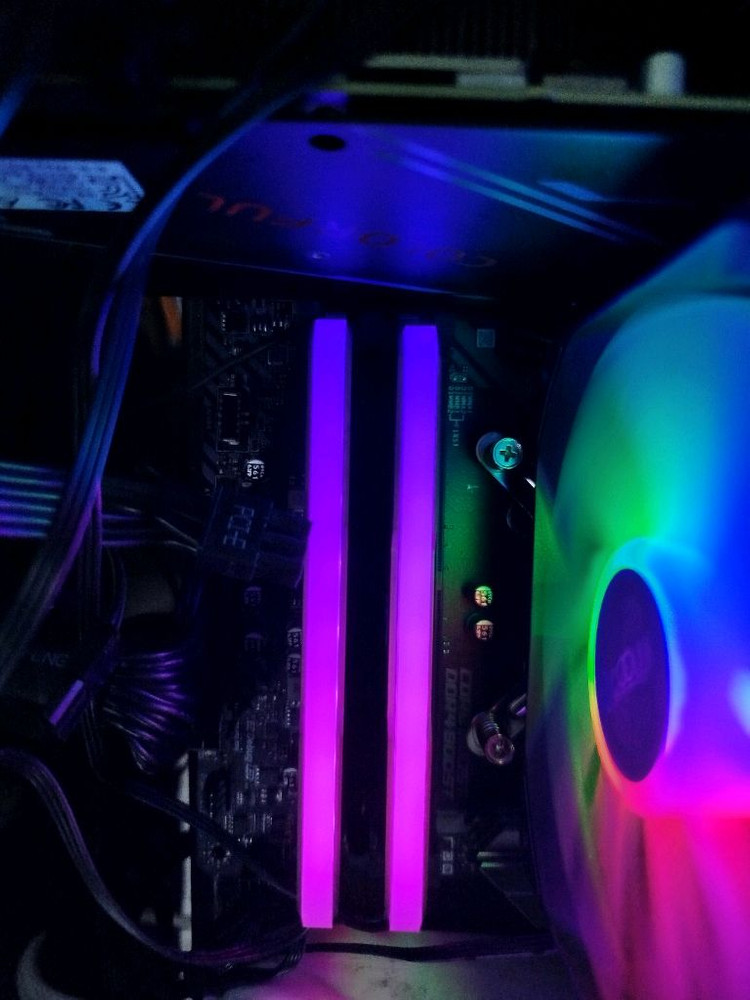 삼성전자 DDR4 2666mhz 8GB 램 2개 RGB 방열판 포함. 이미지