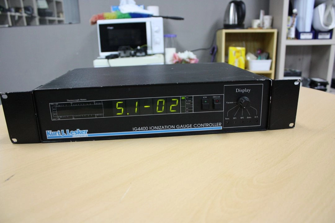 이온화 게이지 컨트롤러 IG4400 Kurt j. Lesker Ionization Gauge controller 이미지