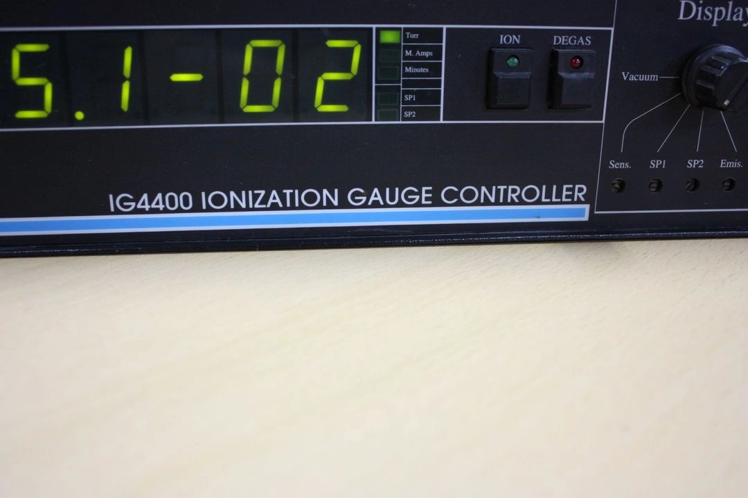 이온화 게이지 컨트롤러 IG4400 Kurt j. Lesker Ionization Gauge controller 이미지