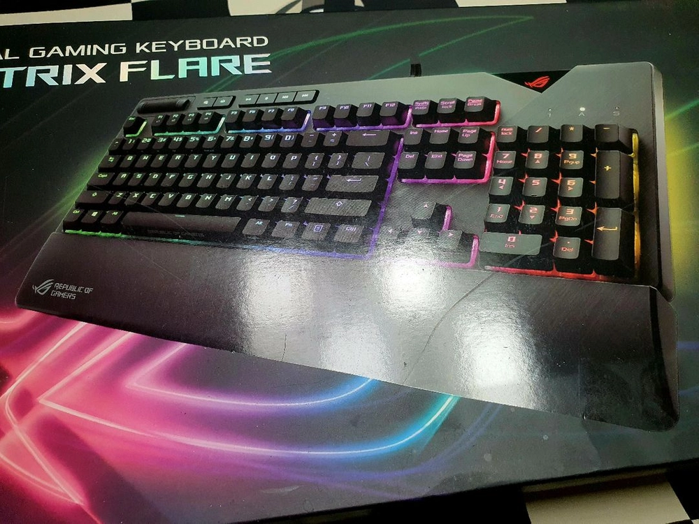 ASUS ROG STRIX FLARE ANIMATE 기계식 키보드 이미지