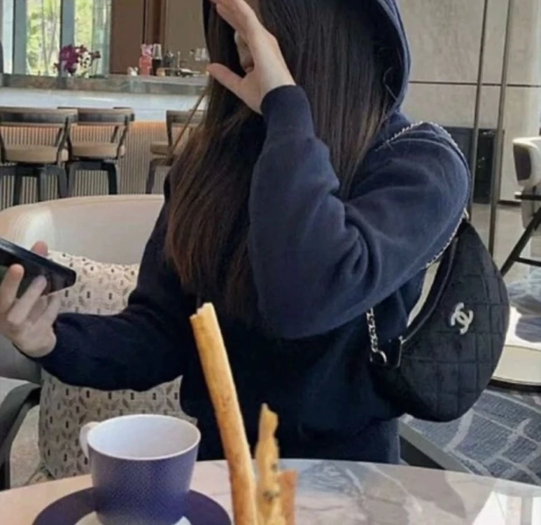 샤넬 하프문 숄더백 이미지