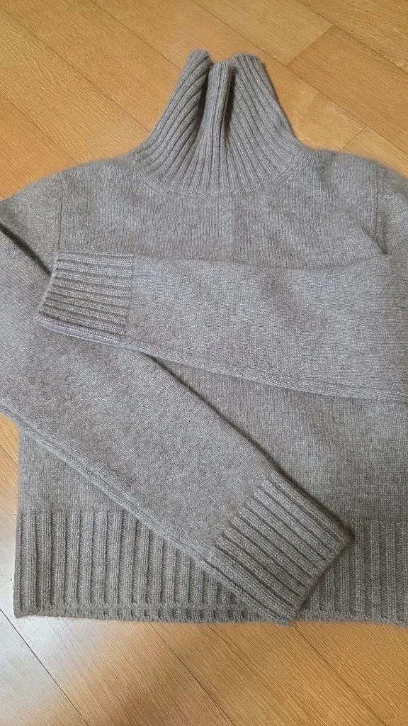 식스앤어하프 터틀넥캐시미어 코알라 m사이즈 ABBY TURTLENECK SWEATER - KOALA 이미지