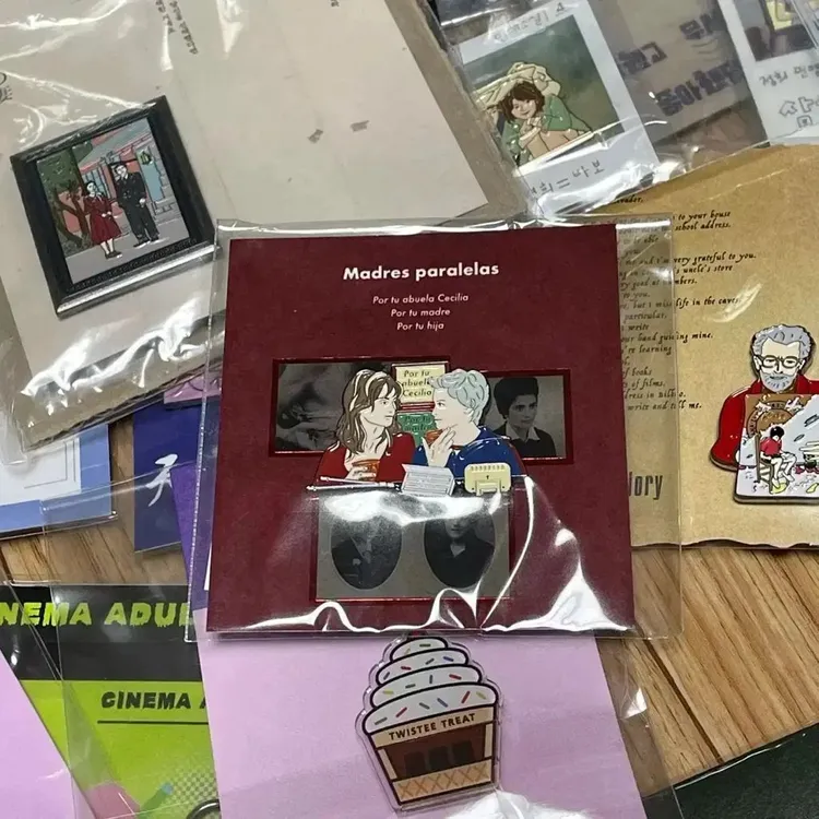 패러렐 마더스 A3포스터 L홀더 아티스트 패키지뱃지 페드로알모도바르 영화 이미지