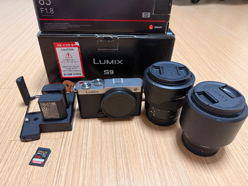 파나소닉 S9 실버 (20-60 번들) + 85mm f 1.8 렌즈 + 기타 부속품들 - 안심되는 중고거래