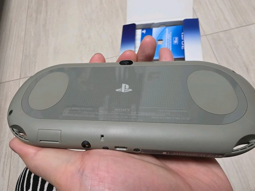 psvita 2세대 카키/블랙 판매합니다. 이미지
