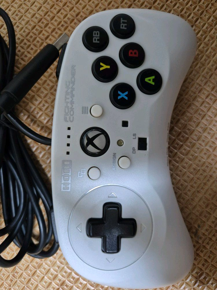 Xbox 컨트롤러 3세대, 호리 파이팅커맨더 패드 이미지