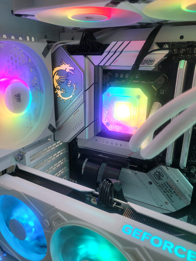 13900K F 수냉 32G RTX4070TI SUPER 화이트 신품상태 하이엔드급 본체 이미지