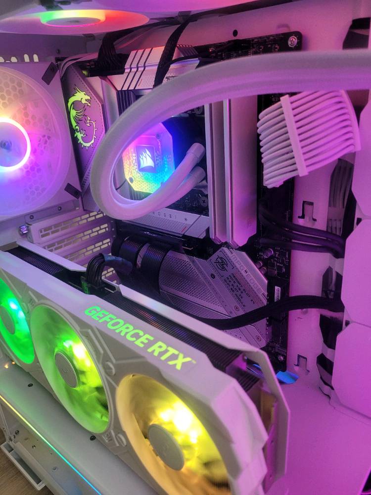 13900K F 수냉 32G RTX4070TI SUPER 화이트 신품상태 하이엔드급 본체 이미지
