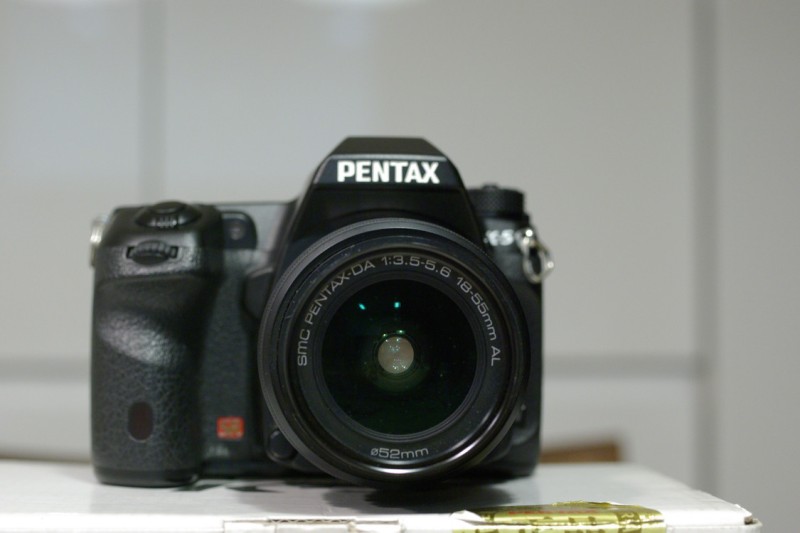 펜탁스k5 DSLR 카메라. 번들렌즈