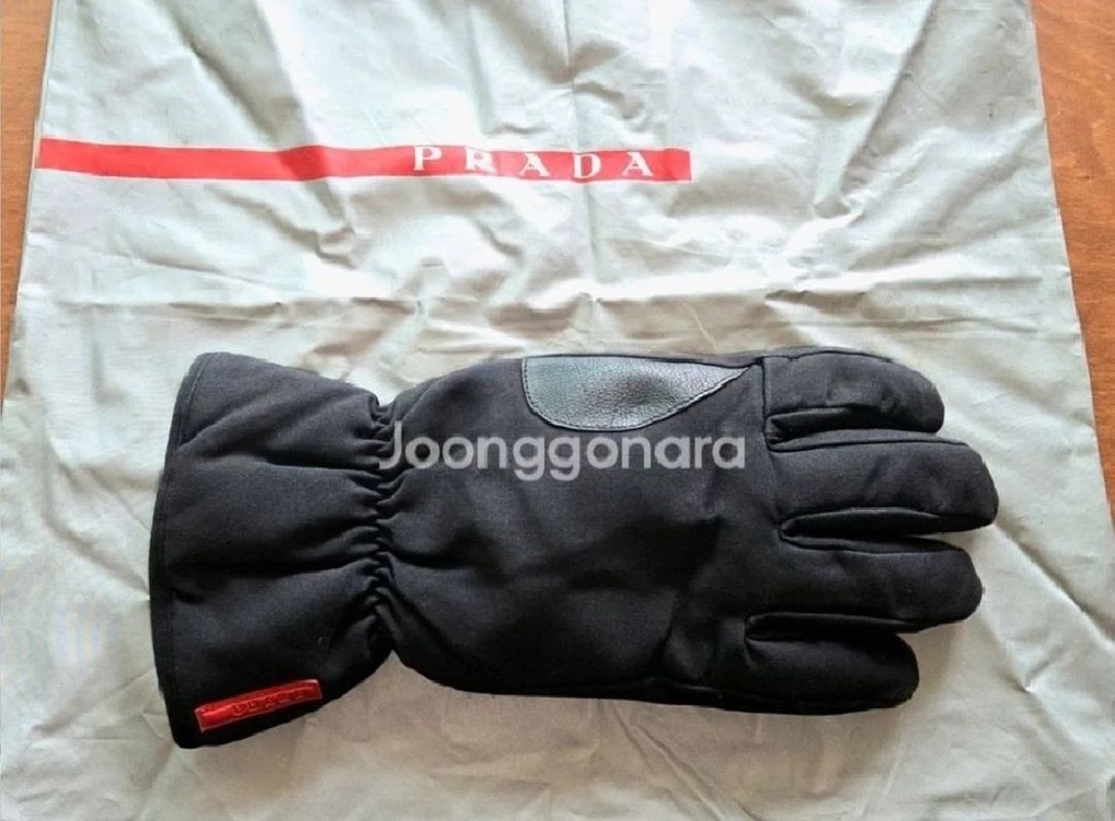 (가격인하) 정품 PRADA SPORT GLOVES 프라다 장갑 스포츠 윈터 글러브 블랙 사이즈 8호 이미지