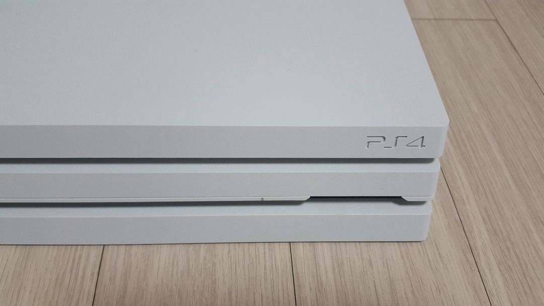 ps4 pro 팝니다. 신형카메라 게임2개포함 플스4 프로 ps4pro 플스4프로 이미지