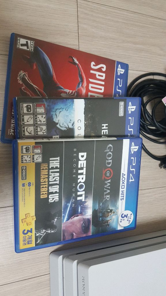 ps4 pro 화이트 1tb 팝니다. 신형카메라 게임6개포함 플스4 프로 ps4pro 플스4프로 이미지