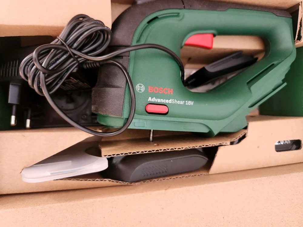 보쉬의 AdvancedShear 18V-10 충전 전정가위예요 이미지