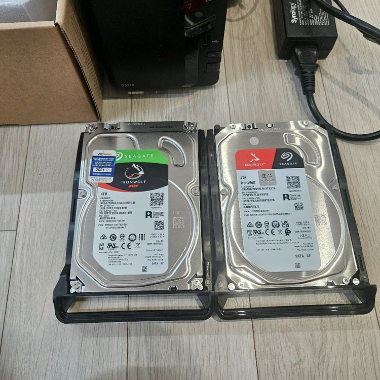 시놀로지 DS218 NAS 본체 + 씨게이트 외장하드 4TB 2개 이미지