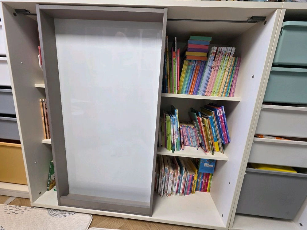 부산)한샘 키즈 슬라이딩 책장 자석보드 이미지