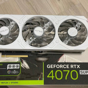 갤럭시 RTX 4070 SUPER 게이밍 화이트 이미지