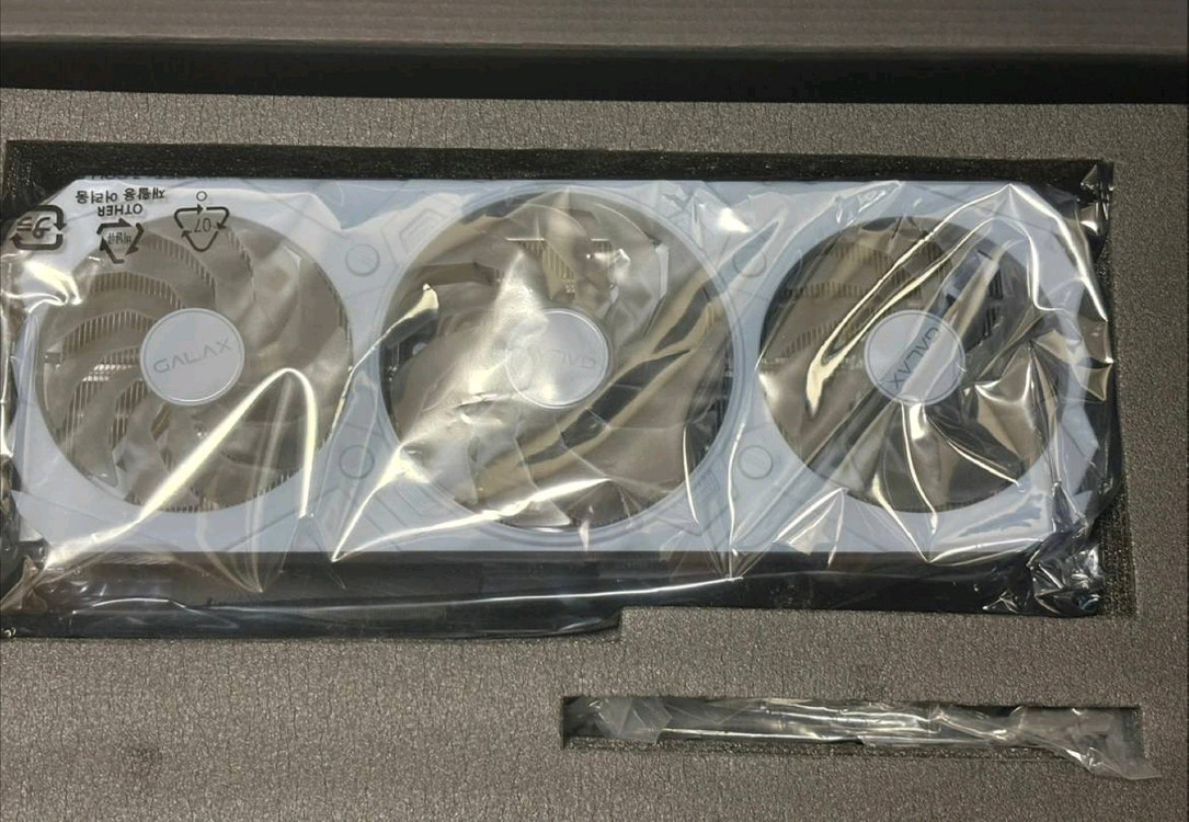 갤럭시 RTX 4070 SUPER 게이밍 화이트 이미지