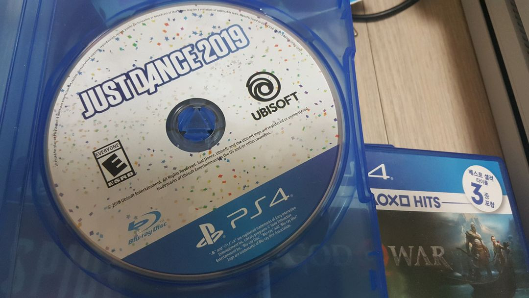 ps4 pro 화이트 1tb 팝니다. 신형카메라 게임6개포함 플스4 프로 ps4pro 플스4프로 이미지