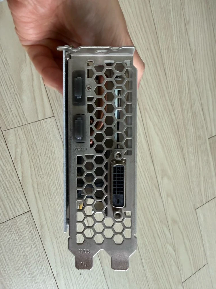 이엠텍 지포스 GTX 1660 Ti 화이트 모델 팝니다 이미지