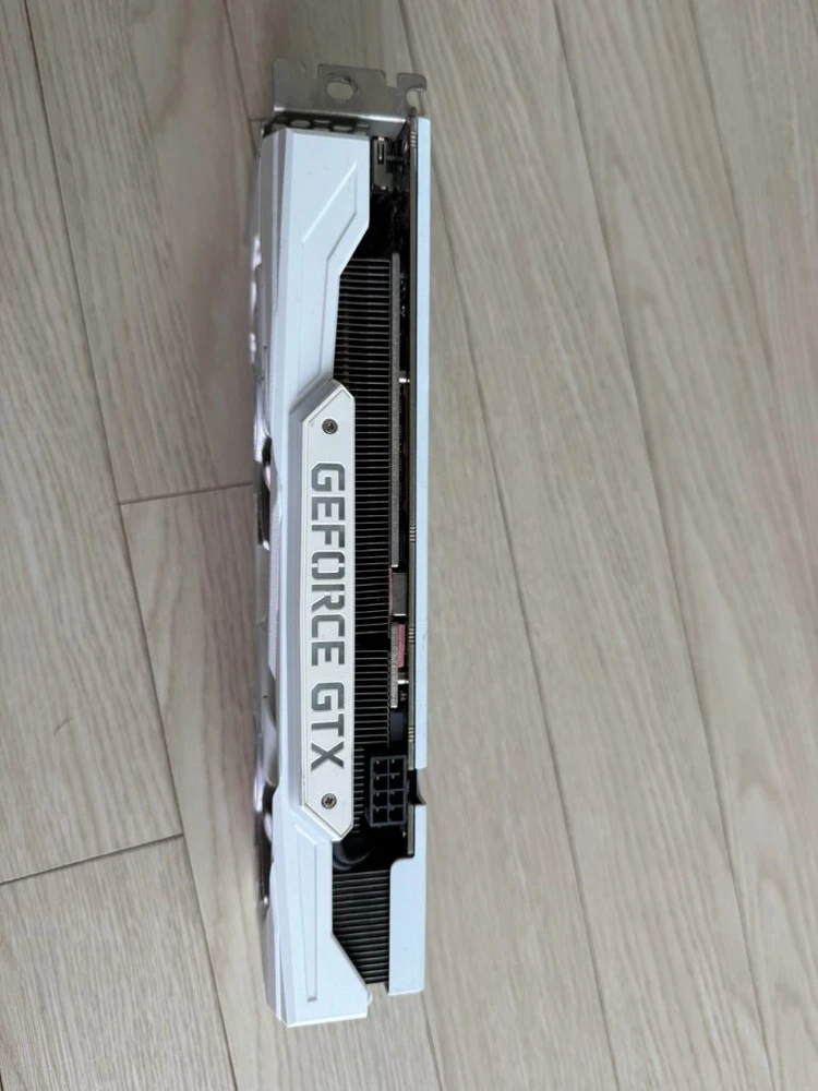 이엠텍 지포스 GTX 1660 Ti 화이트 모델 팝니다 이미지