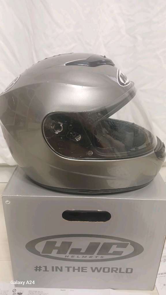 흥진(HJC) 대표적인 입문용 오토바이 풀페이스 헬멧인 HJC CL-ST 메탈 실버(Metal Silver) 모델( 이미지