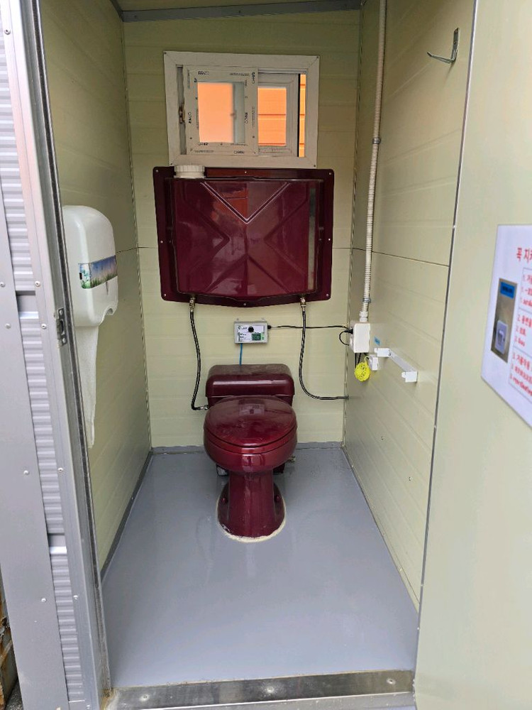 이동식 화장실 3칸 (남녀 구분) 이미지