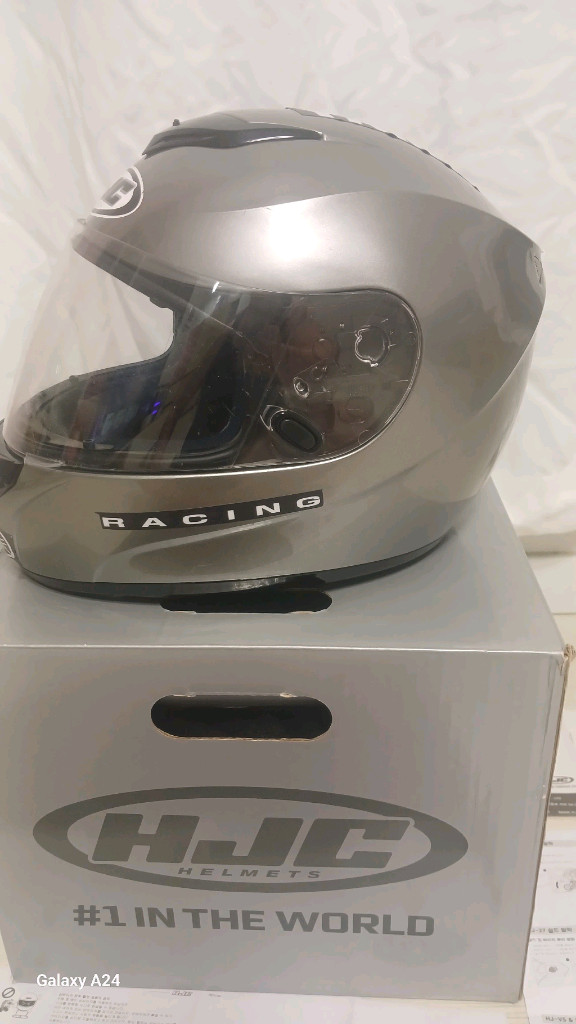 흥진(HJC) 대표적인 입문용 오토바이 풀페이스 헬멧인 HJC CL-ST 메탈 실버(Metal Silver) 모델( 이미지