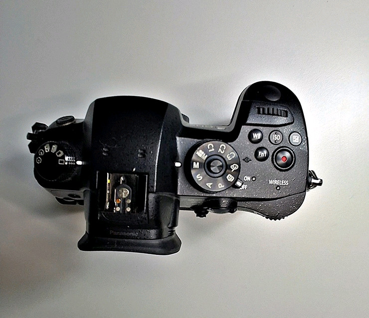 파나소닉 루믹스 DC-GH5 + 35-100mm 렌즈 이미지