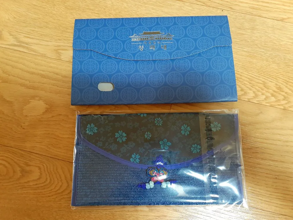 색동지갑 새거입니다 고급스러운 통장.여권등 여러가지 사용해요 이미지