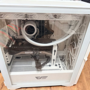 게이밍 컴퓨터 본체 AMD 라이젠 5 9600X RTX 3070 화이트 이미지