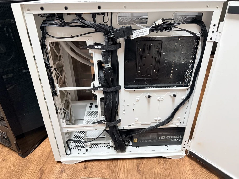 게이밍 컴퓨터 본체 AMD 라이젠 5 9600X RTX 3070 화이트 이미지