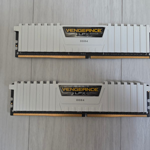 커세어 벤전스 화이트 DDR4 32GB(16GB x2) 3200Hz 2개 이미지