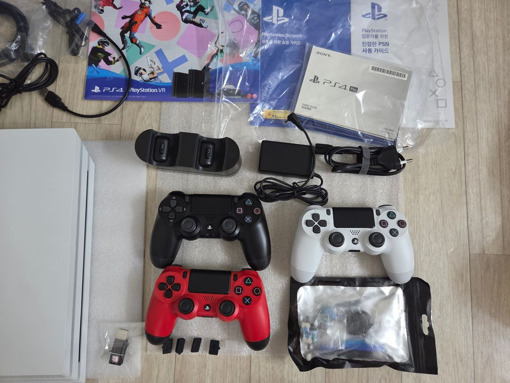 극상PS4Pro 1Tb화이트7218Box세트(SSD 1TB/펌웨어 9.0)패드3,충전기 이미지