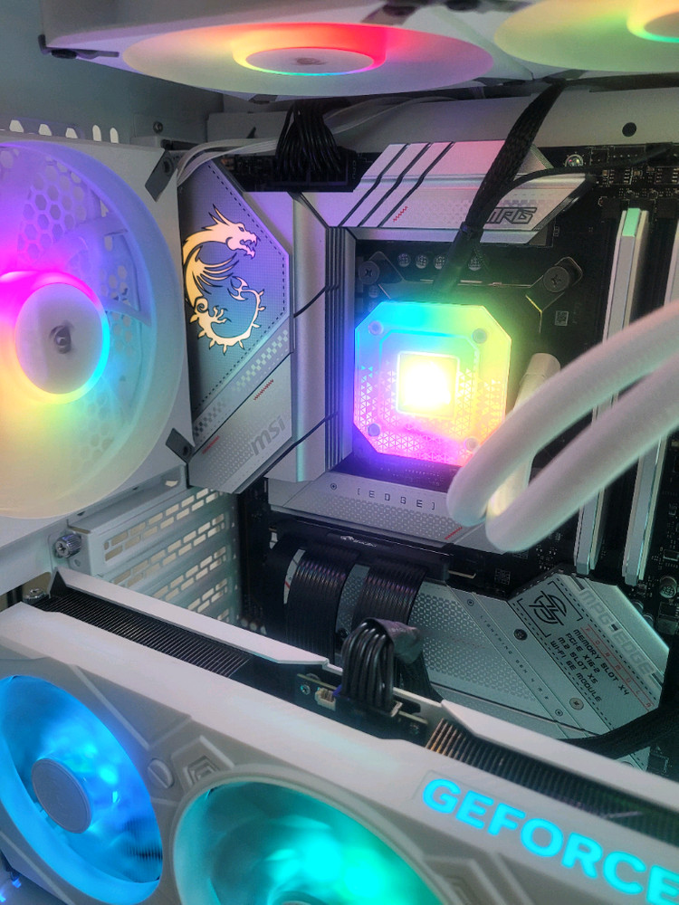 13900K F 수냉 32G RTX4070TI SUPER 화이트 신품상태 하이엔드급 본체 이미지
