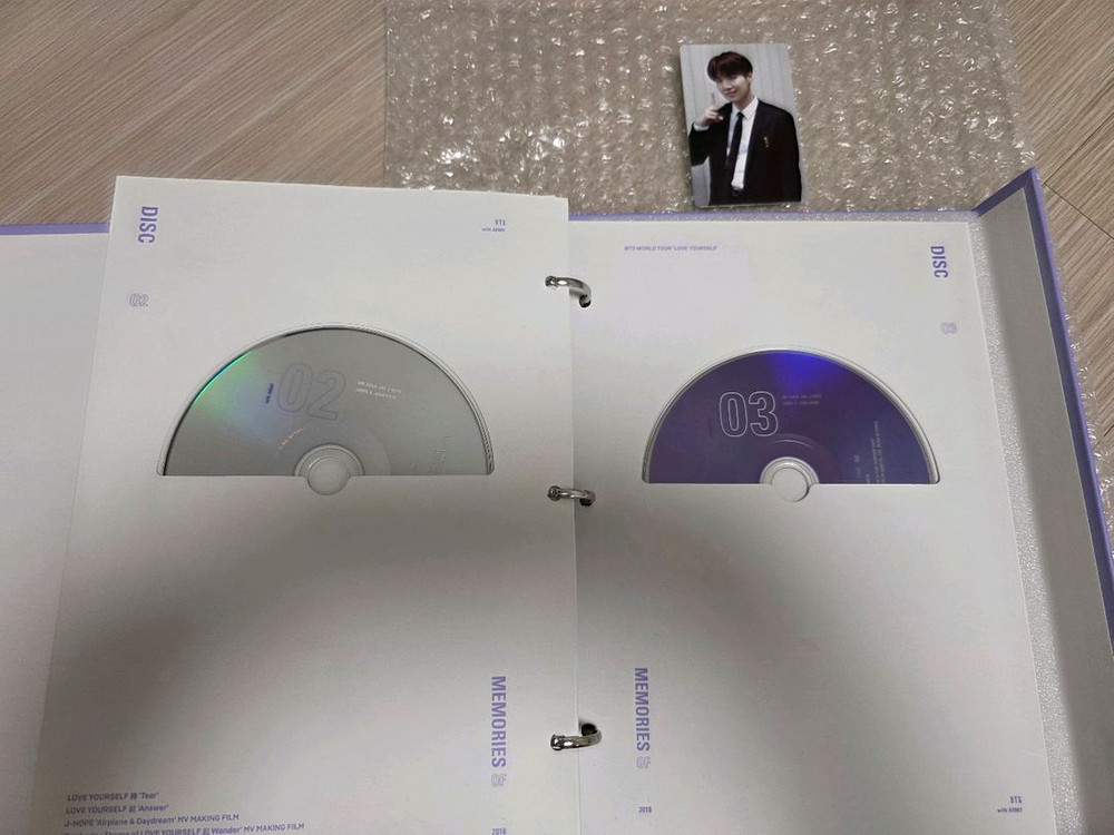 방탄소년단 메모리즈 2018 DVD /슈가 포카,고양이 스티커/새제품 이미지