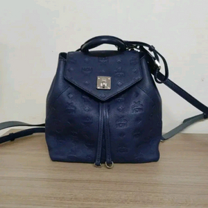 여성 MCM 에센셜 모노그램 가죽 미니 백팩 (네이비) 이미지