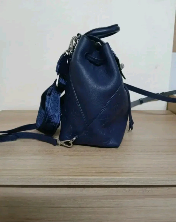 여성 MCM 에센셜 모노그램 가죽 미니 백팩 (네이비) 이미지